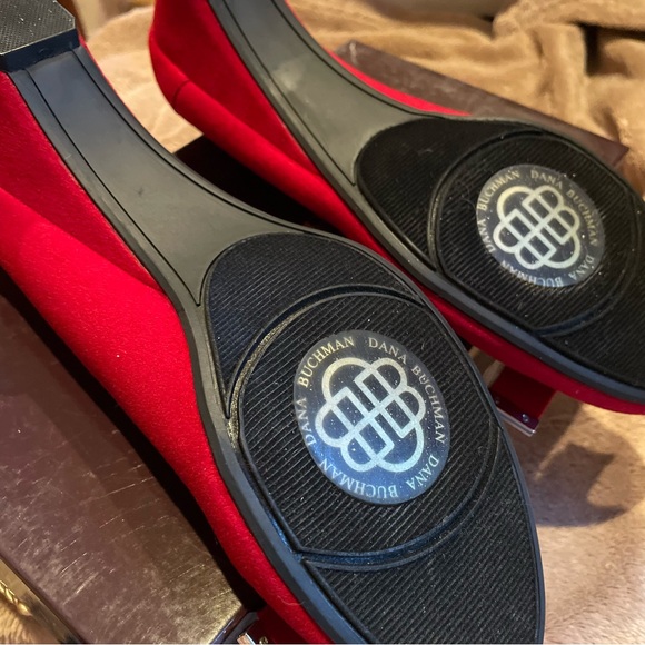 Dana Buchman NEW in Box Comfort Pump in Size 10, 1” Wedge Heel. Beautiful Red - Picture 13 of 14